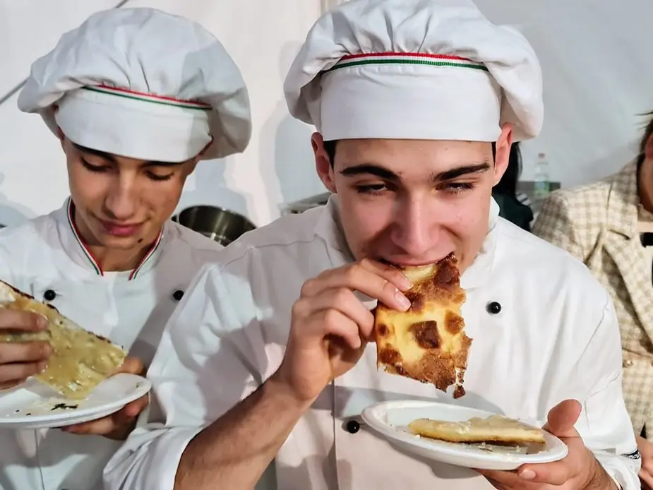 Evoè ! Che la festa abbia inizio.Recco, per due giorni si trasforma in Focaccia IGP con il formaggio
