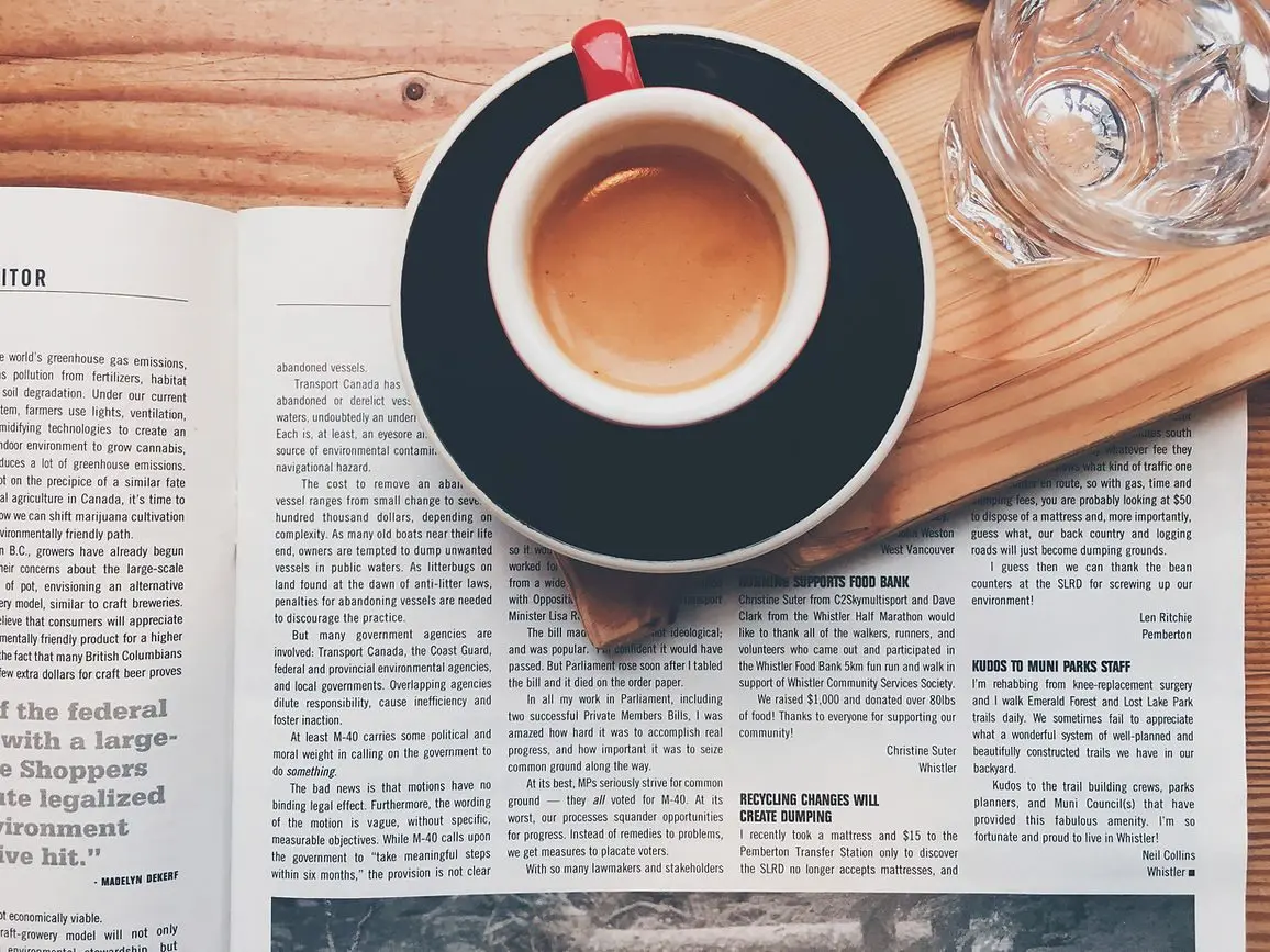 Finalmente nei locali pubblici, ritorna il giornale da sfogliare e il gioco delle carte