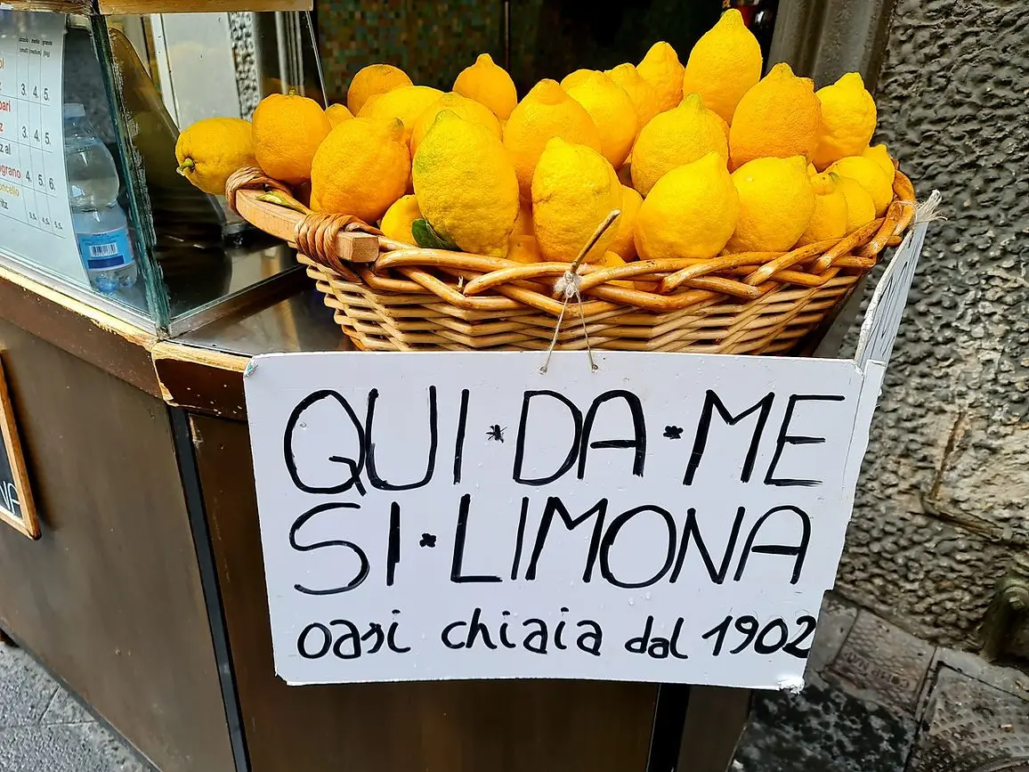 A Napoli e ritorno, dove tutto frigge, anche l'aria