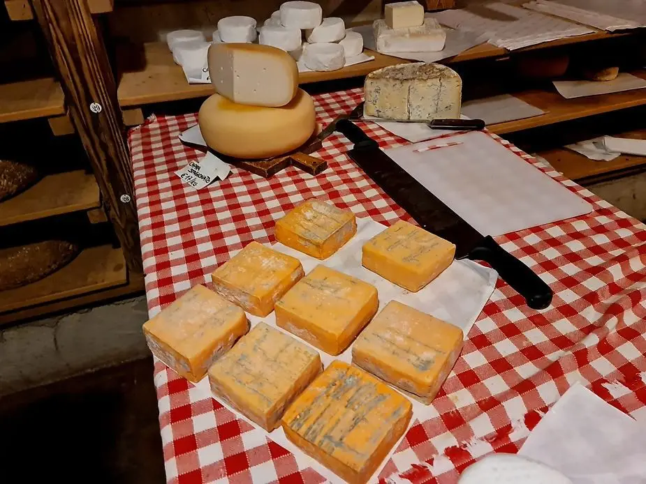 Vado da Mario e trovo la bellezza nell'architettura dimenticata fra polenta, salumi e vino
