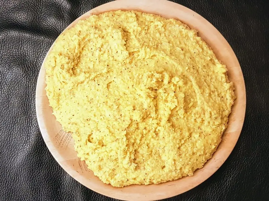 Il buon cibo unisce le persone intorno a un tavolo -La Polenta