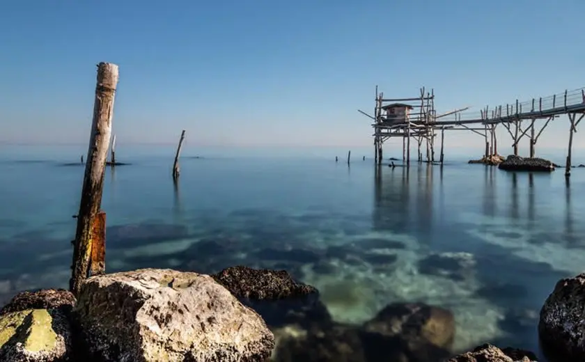 Esplorando i trabocchi in camper: tesori e borghi lungo la costa abruzzese