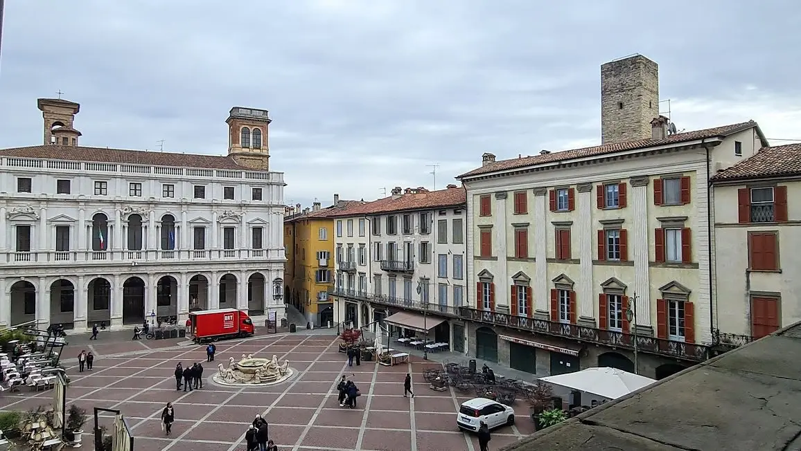 Città Alta di Bergamo, toccata e fuga fra panini e pizza