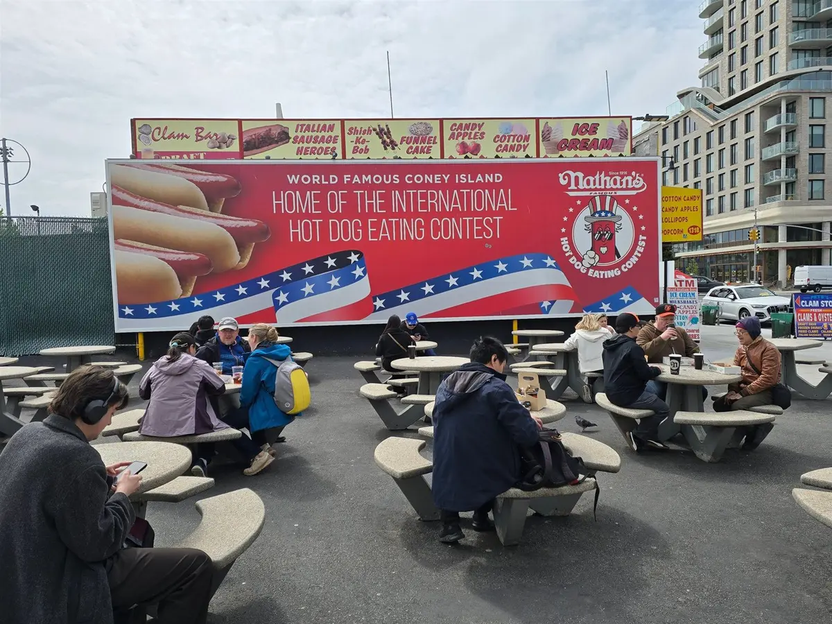 Nathan's Famous — Coney Island, l'originale e il falso