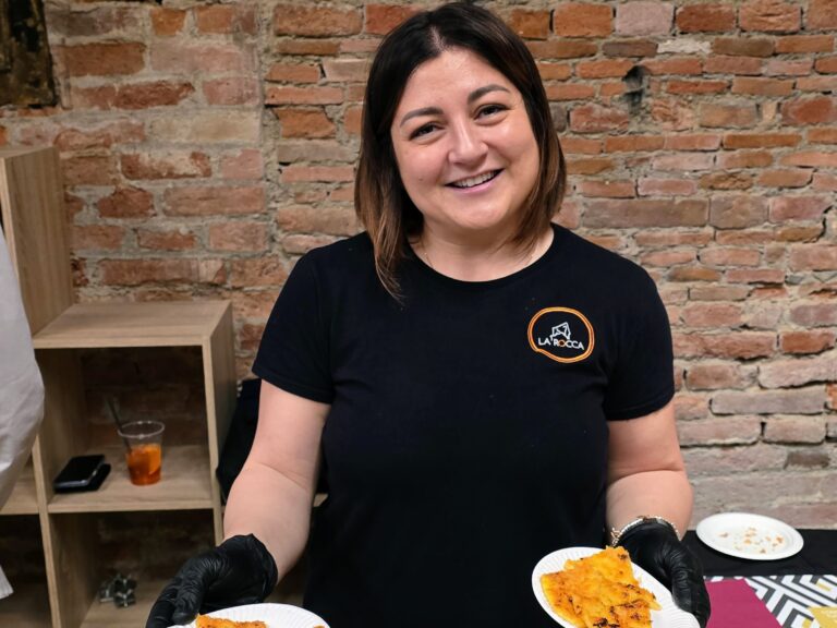 Operatrice de La Rocca con la farinata all'Anteprima Derthona 2026