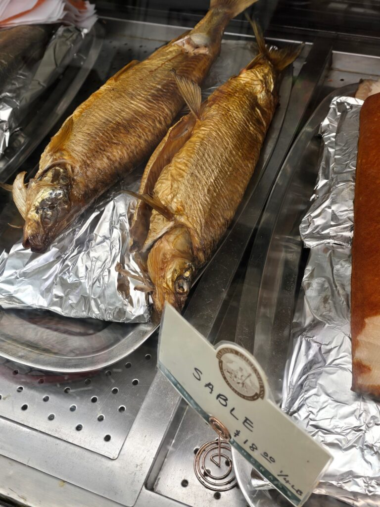 Sable fish affumicato intero nel banco di Barney Greengrass Manhattan, cartellino con prezzo scritto a mano