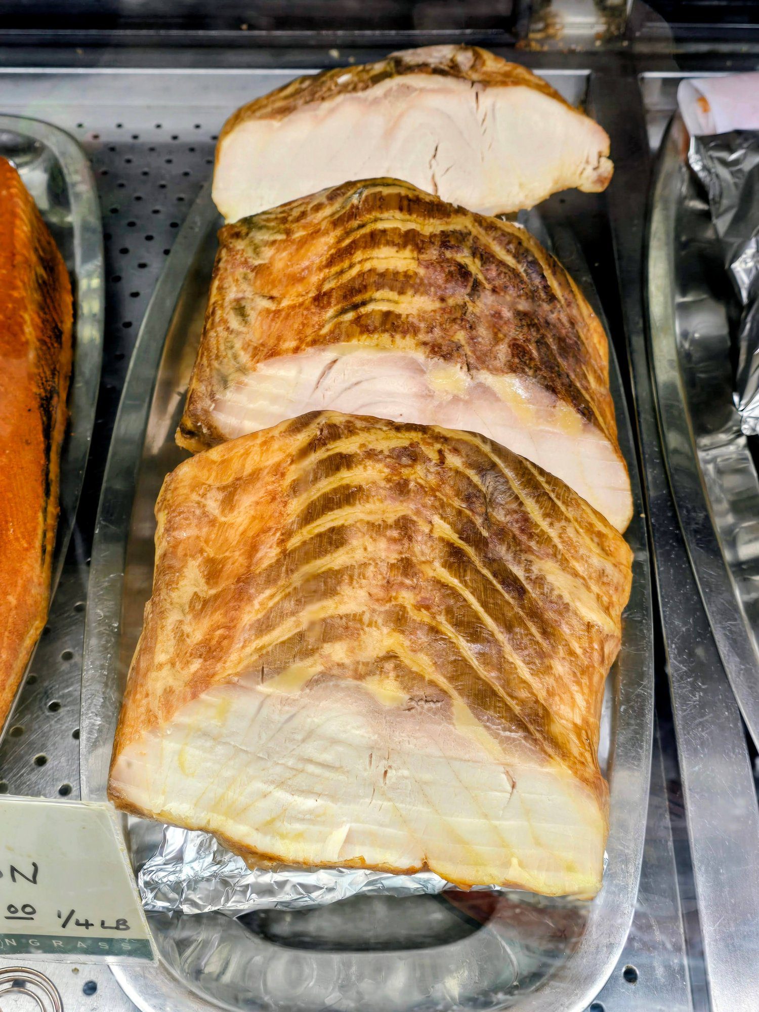 Storione e salmone affumicato nel banco frigorifero di Barney Greengrass a Manhattan
