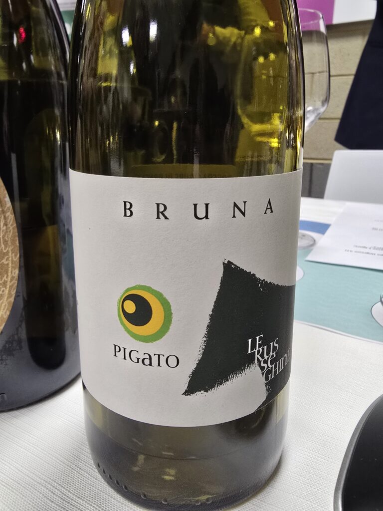 Bottiglia di Bruna Pigato Le Russeghine Riviera Ligure di Ponente su tavolo da degustazione a Vinitaly 2026