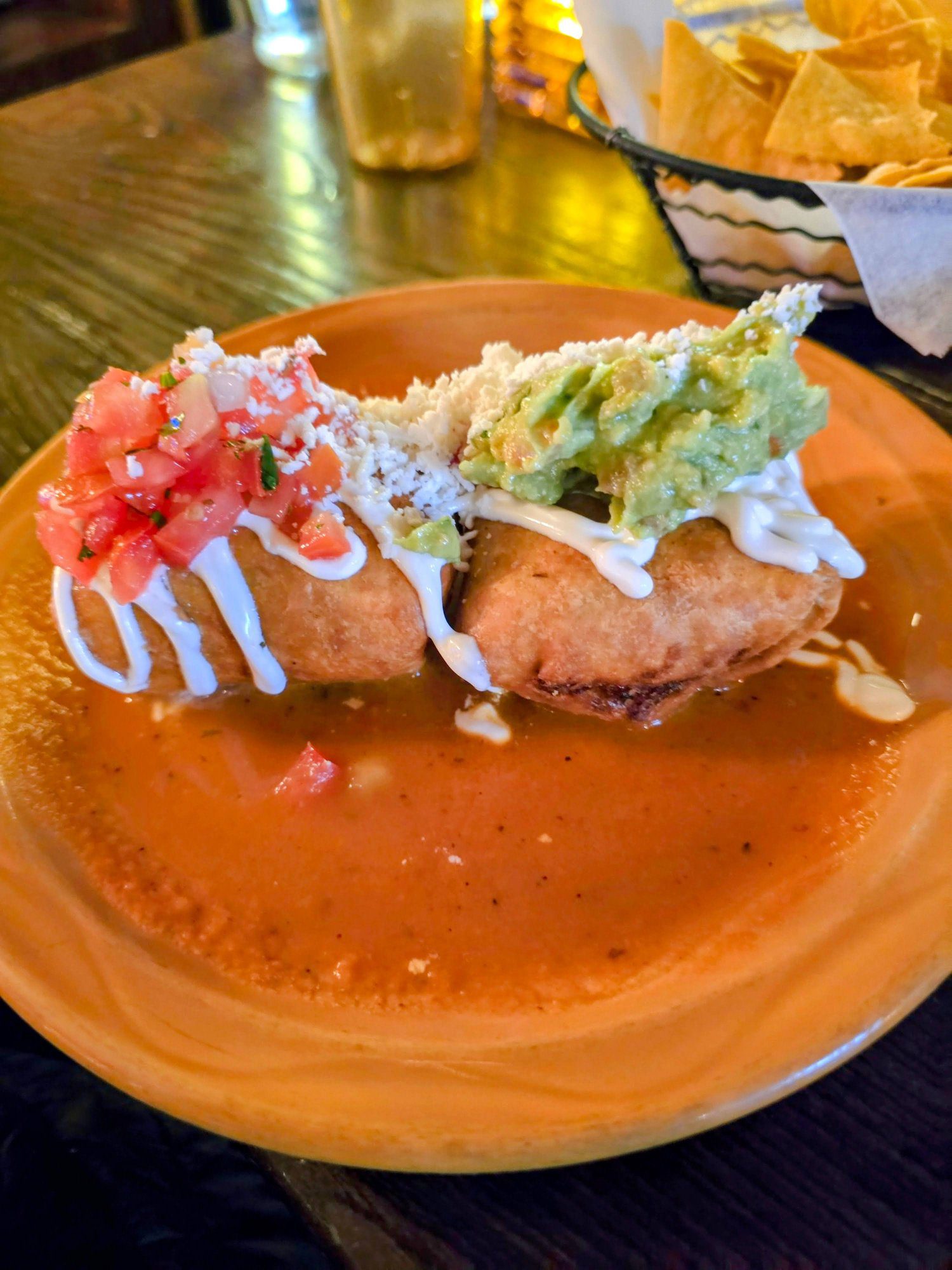 Chimichangas fritte con guacamole, pico de gallo e salsa guajillo da Mad Dog & Beans a Manhattan
