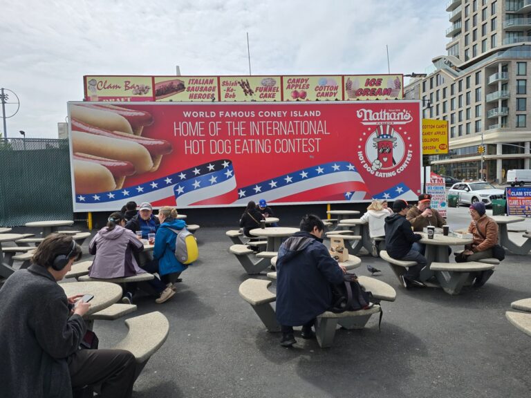 Nathan's Famous originale a Coney Island Brooklyn con il cartellone Home of the International Hot Dog Eating Contest
