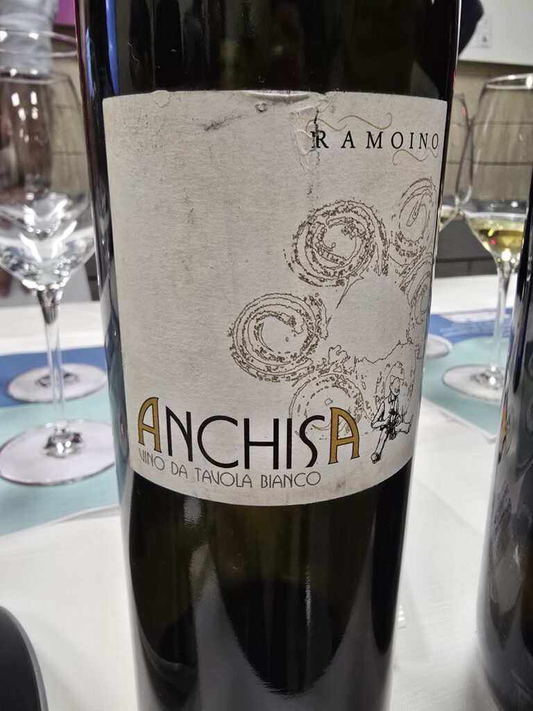 Bottiglia di Ramoino Anchisa Vino da Tavola Bianco con etichetta consumata su tavolo da degustazione