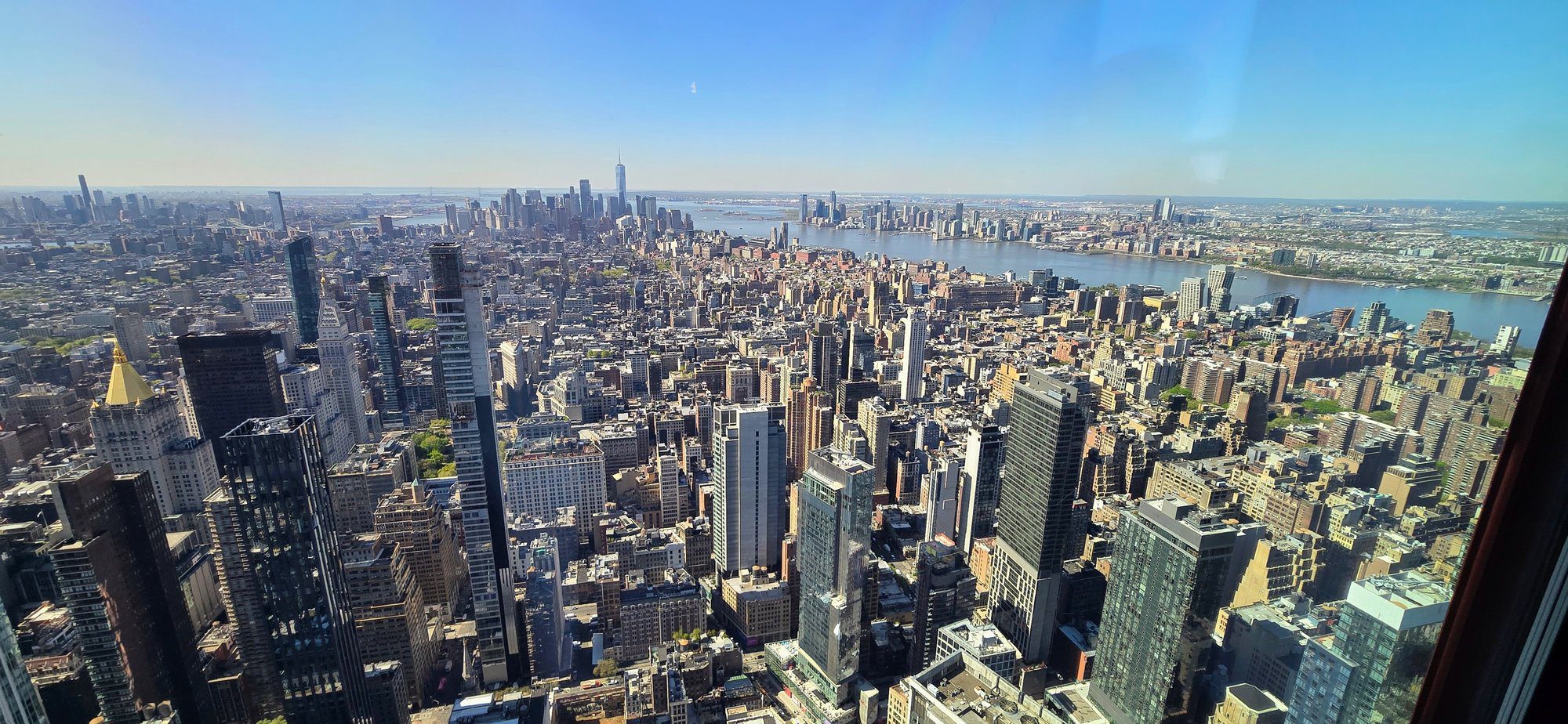 Skyline di Manhattan dall'alto con cielo limpido e l'Hudson River sullo sfondo