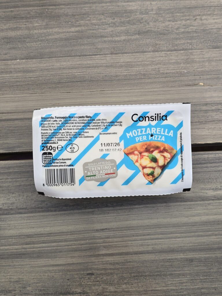 Confezione da 250g di mozzarella per pizza Consilia, retro con etichetta che indica il produttore Centro Latte Bressanone (Brimi) di Varna