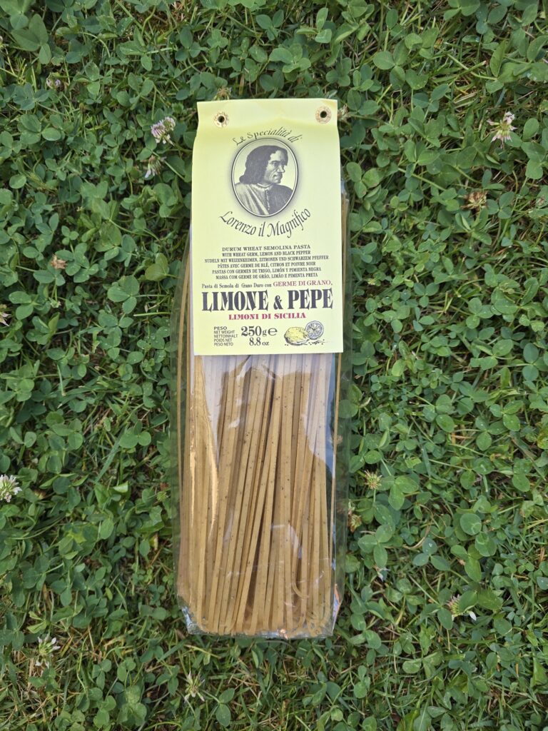 Confezione linguine limone e pepe Lorenzo il Magnifico su prato con trifoglio
