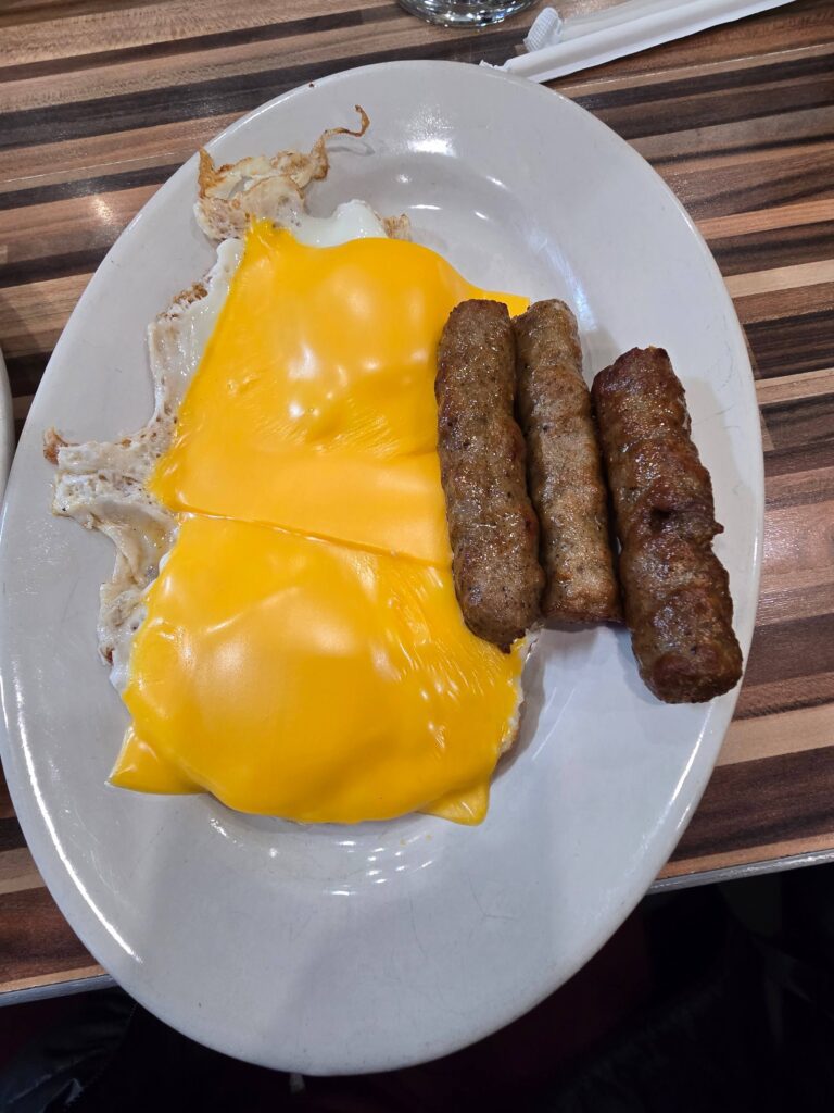Uova fritte con cheddar e salsicce Andrews NYC Diner Manhattan