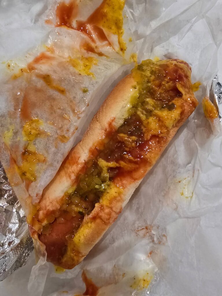 Hot dog con salse baracchino Nathan's vicino Empire State Building Manhattan