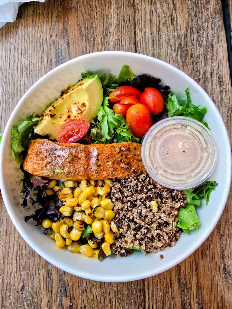 Salmon bowl Pret A Manger Manhattan con quinoa avocado e mais grigliato