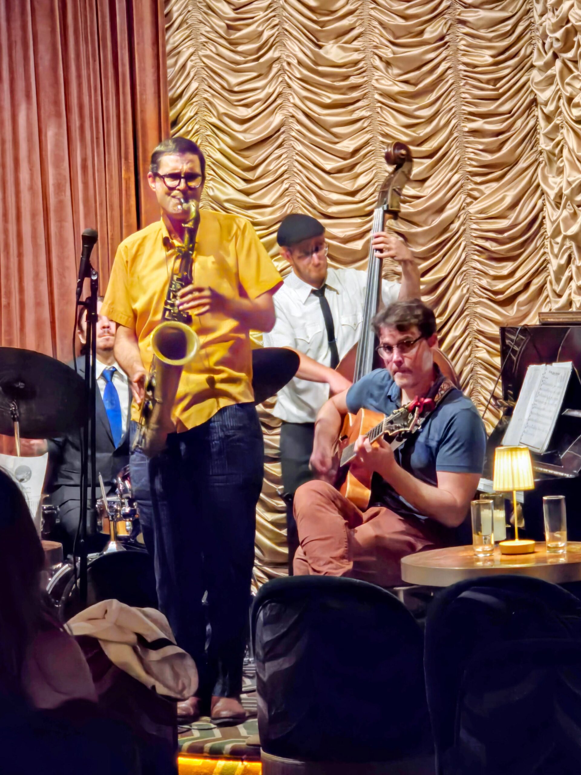 Trio jazz dal vivo Winnie's Jazz Bar Manhattan, sassofono contrabbasso chitarra
