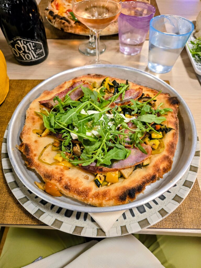 Pizza al padellino Fumoso del ristorante Byron di Bergamo, con rucola, stracciatella di burrata, verdure grigliate in agrodolce e guanciale