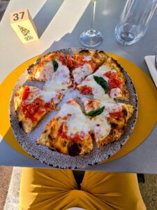 Pizza tonda su impasto contadina multicereale servita da Kilo sul lungomare di Imperia