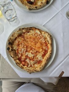 Pizza margherita servita al piatto alla Pizzeria Azzurra di Spinone al Lago