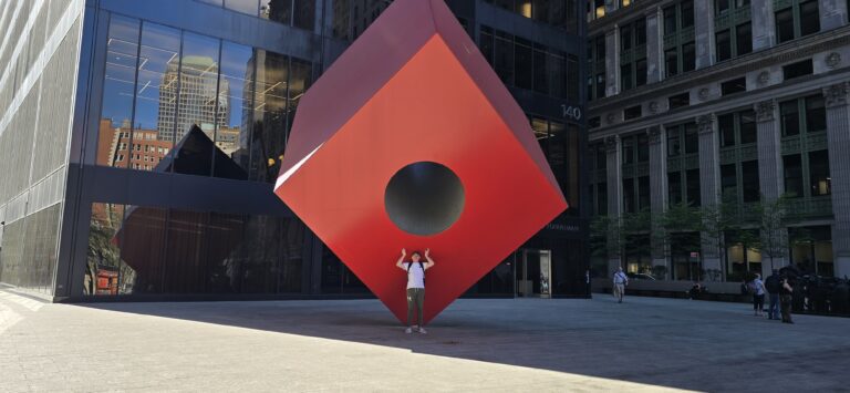 Red Cube di Isamu Noguchi, Broadway Manhattan