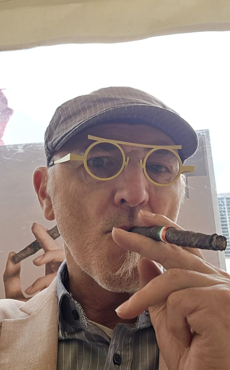 Luca Scainelli con sigaro Toscano fatto a mano al Vinitaly