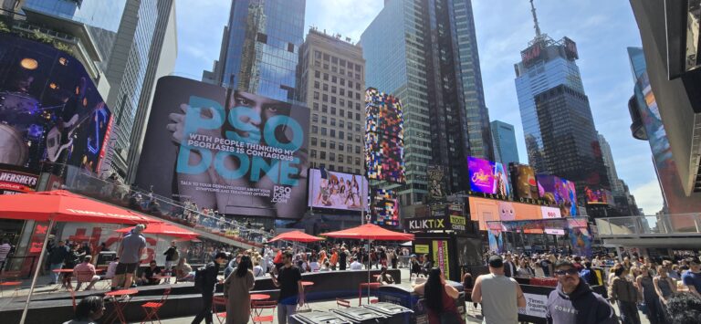 Times Square Manhattan, tabelloni luminosi e folla in una giornata di sole