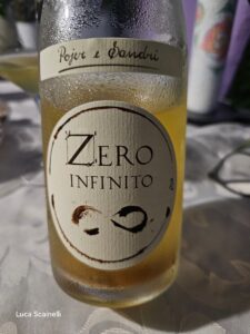 Bottiglia di Zero Infinito di Pojer e Sandri, vino bianco frizzante col fondo del Trentino
