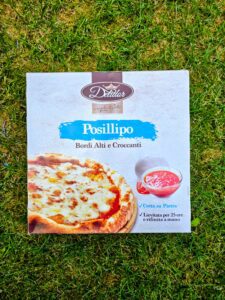 Confezione della pizza surgelata Posillipo di Delidor su prato