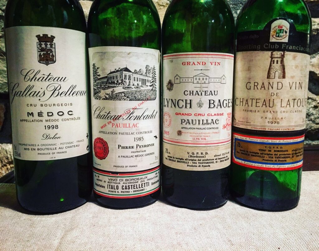 Bottiglie di Château Gallais Bellevue, Fonbadet, Lynch-Bages e Château Latour aperte in cantina da Biava