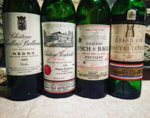 Bottiglie di Château Gallais Bellevue, Fonbadet, Lynch-Bages e Château Latour aperte in cantina da Biava
