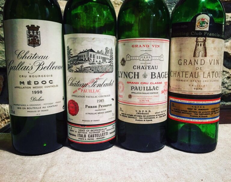Bottiglie di Château Gallais Bellevue, Fonbadet, Lynch-Bages e Château Latour aperte in cantina da Biava