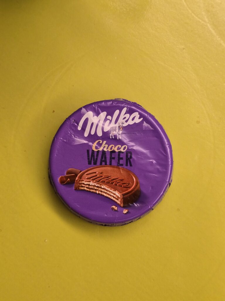 Confezione viola di Milka Choco Wafer su sfondo giallo