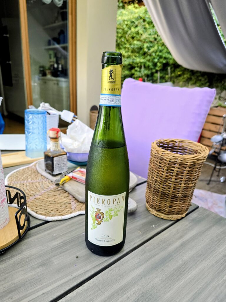 Bottiglia di Soave Classico 2024 Pieropan con etichetta bianca e stemma di famiglia