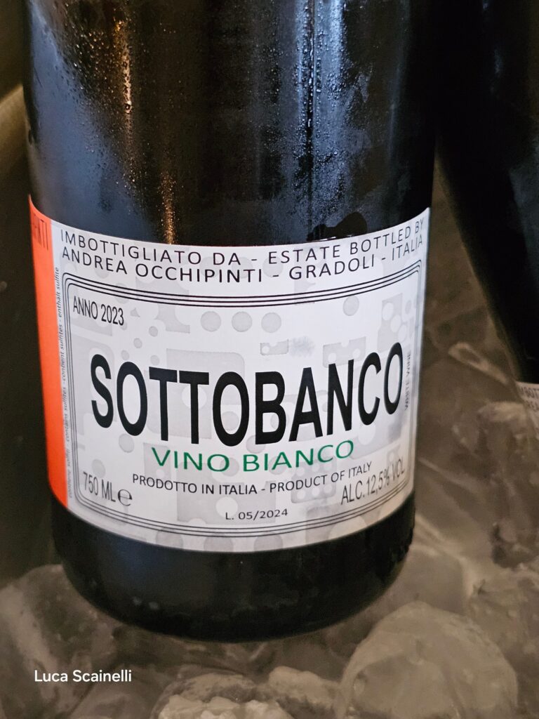 Bottiglia di Sottobanco Vino Bianco 2023 di Andrea Occhipinti con etichetta bianca e fascetta arancione
