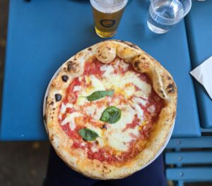 Margherita della pizzeria La Rita a Sesto San Giovanni vista dall'alto, con cornicione alveolato, pomodoro, fior di latte e tre foglie di basilico