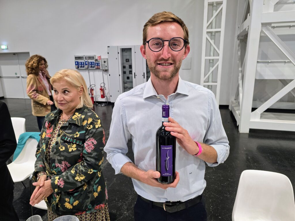Bottiglia di Refosco dal peduncolo rosso La Frassina con etichetta viola, alla presentazione della guida Slow Wine 2027
