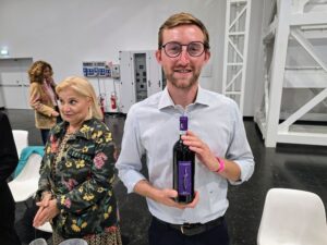 Bottiglia di Refosco dal peduncolo rosso La Frassina con etichetta viola, alla presentazione della guida Slow Wine 2027