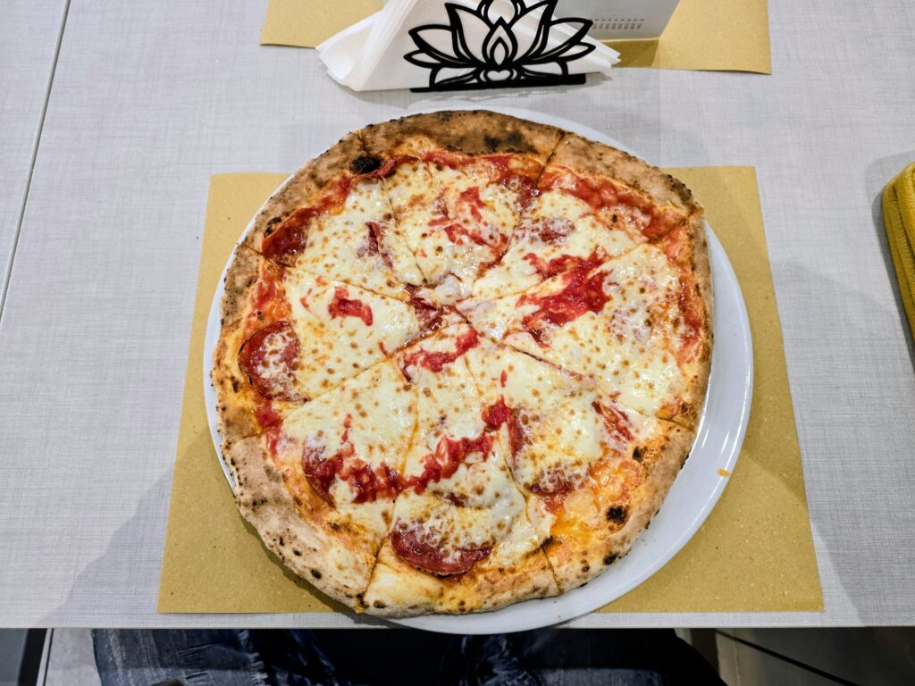 Pizza al salamino piccante di Da Gennaro, pizzeria d'asporto di Costa di Mezzate