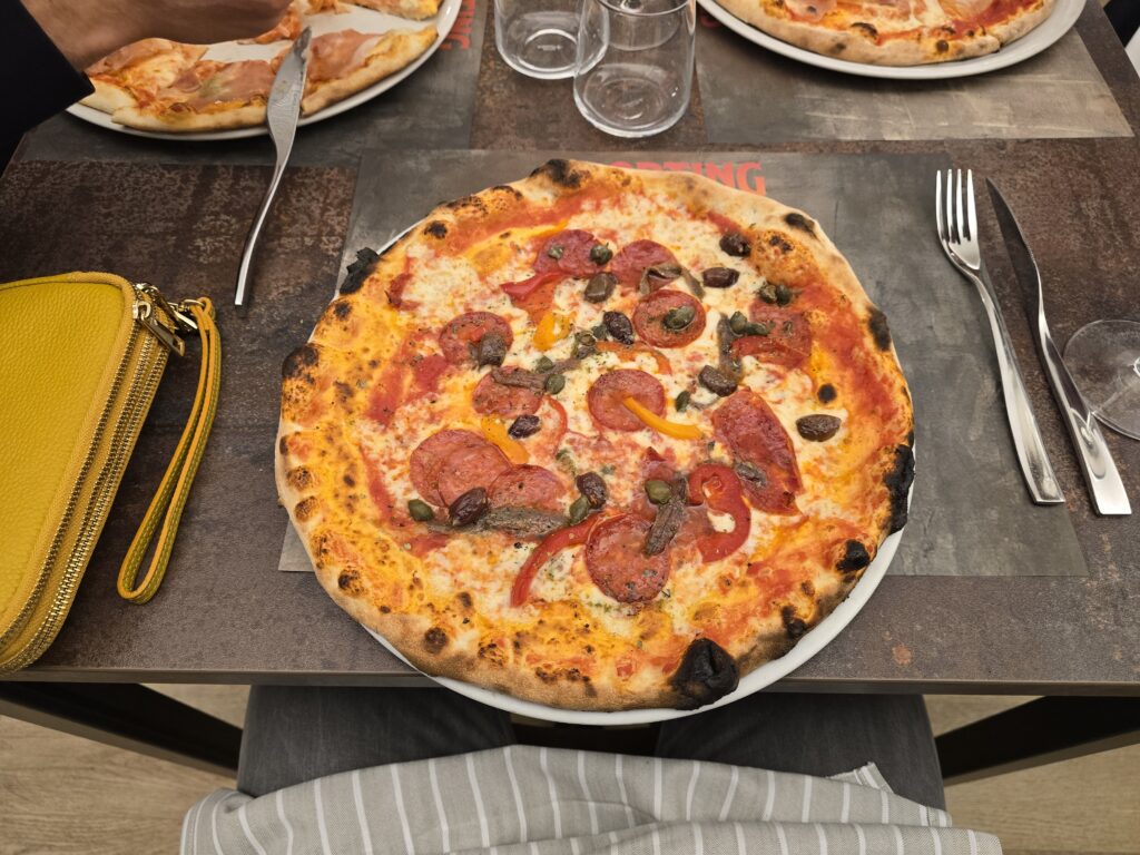 Pizza Diavola della Pizzeria Sporting a Endine Gaiano con acciughe, capperi, olive, peperoni e salamino