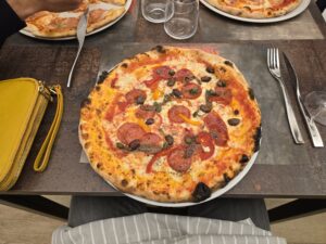 Pizza Diavola della Pizzeria Sporting a Endine Gaiano con acciughe, capperi, olive, peperoni e salamino