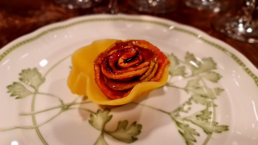 Pasta fresca a forma di rosa in piatto decorato, Ristorante Dina, Gussago