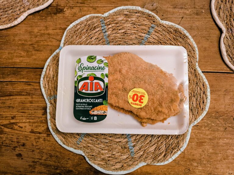 Confezione di Spinacine Grancroccanti AIA con filetti di pollo panati su sottopiatto intrecciato