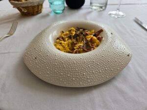 Tagliatelle con prosciutto crudo e tartufo in piatto bianco, ristorante Le Betulle, Rovigo