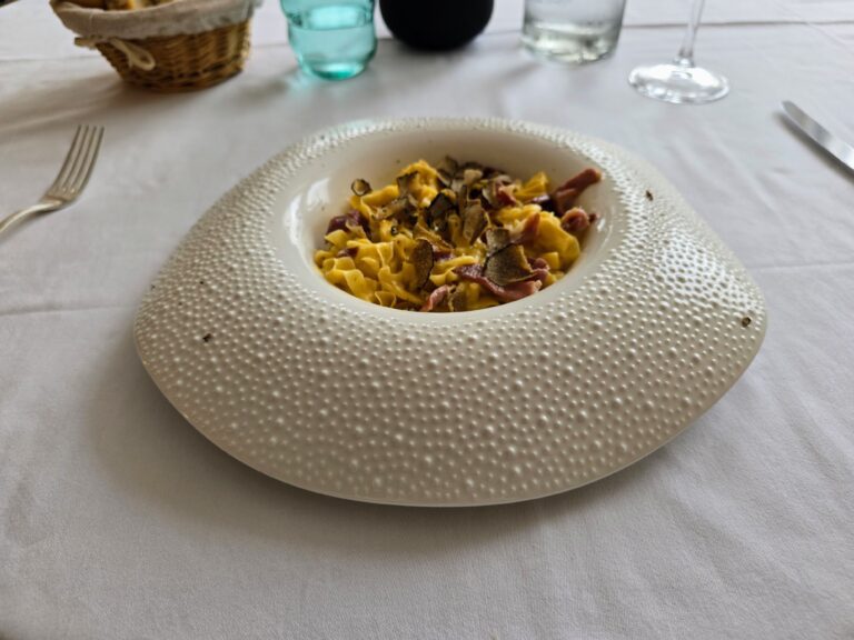 Tagliatelle con prosciutto crudo e tartufo in piatto bianco, ristorante Le Betulle, Rovigo
